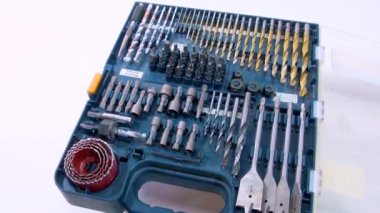 Kutudaki araçlar beyaz bir arkaplan üzerinde saat yönünde döner