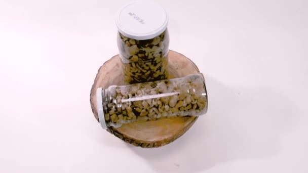 Cogumelos Marinados Jarros Vidro Transparentes Com Tampas Brancas Isolados Contra — Vídeo de Stock