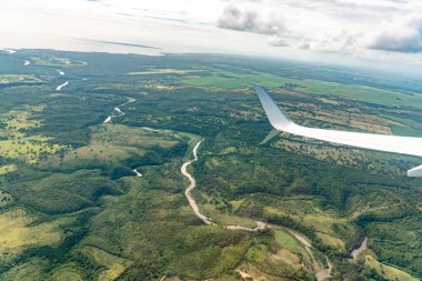 Dominica bölgesinde kuş bakışı görülebilen bir nehir manzarası.