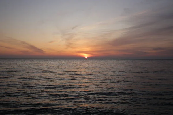Schöner Sonnenuntergang Oder Sonnenaufgang Über Dem Meer — Stockfoto