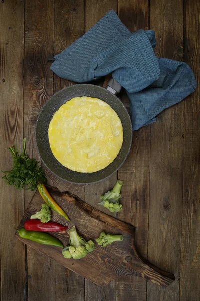 Omelette Dans Une Casserole Sur Une Table Rustique Bois Avec — Photo