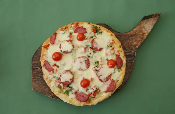 Pizza Pepperoni Serem Mozzarella Kiełbasa Salami Przyprawy Pomidor Włoska Pizza — Zdjęcie stockowe