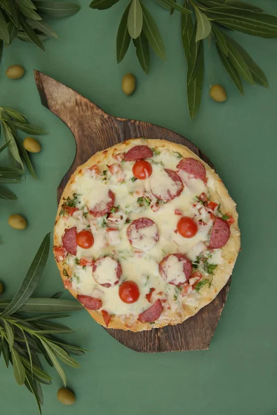 Pizza Pepperoni Serem Mozzarella Kiełbasa Salami Przyprawy Pomidor Oliwka Gałąź — Zdjęcie stockowe