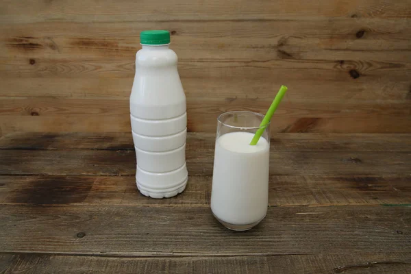 Fles Bio Kefir Glas Kefir Houten Rustieke Achtergrond Met Kopieerruimte — Stockfoto