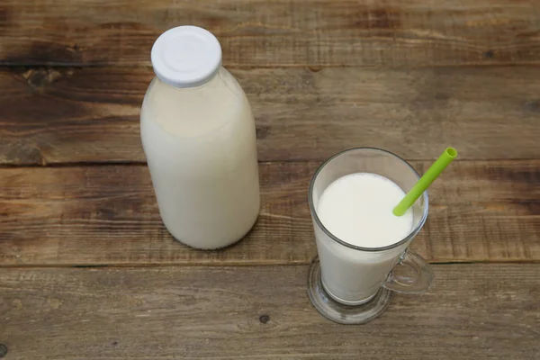 Fles Biologische Melk Glas Melk Houten Rustieke Achtergrond Met Kopieerruimte — Stockfoto