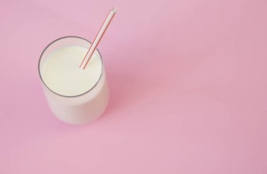 Bir bardak süt, kefir ya da pembe arka planda yoğurt ve metin için fotokopi alanı. Süt ürünleri. Düz yatıyordu. Üst görünüm.