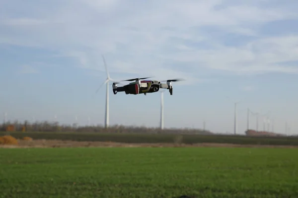 Quadcopter Drone Vlucht Tegen Achtergrond Van Windturbines Het Veld Nieuw — Stockfoto