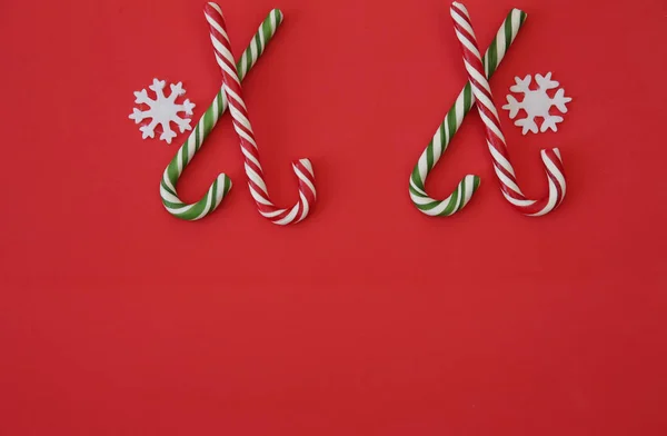 Weihnachten Roten Hintergrund Mit Karamellbonbons Zuckerrohr Und Schneeflocke Karamell Zuckerrohr — Stockfoto