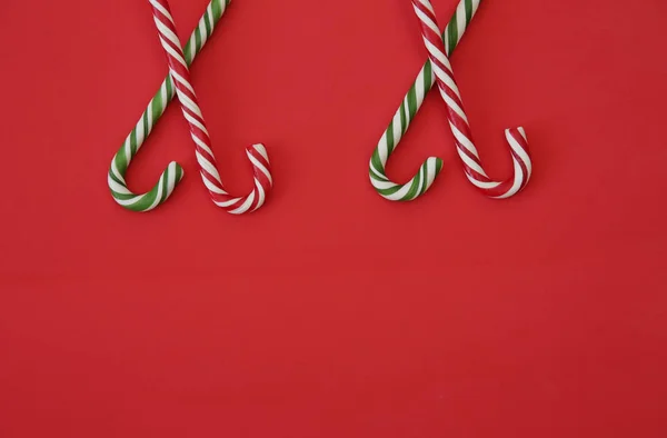 Roter Weihnachtlicher Hintergrund Komposition Ornament Mit Zuckerrohren Auf Rotem Hintergrund — Stockfoto