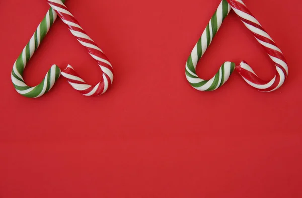 Weihnachten Roten Hintergrund Mit Karamellbonbons Zuckerrohr Gefaltet Form Eines Herzens — Stockfoto