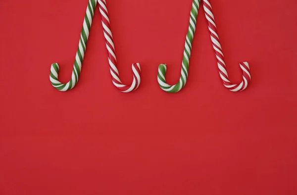 Roter Weihnachtshintergrund Komposition Ornament Mit Zuckerrohrbonbons Auf Rotem Hintergrund Mit — Stockfoto