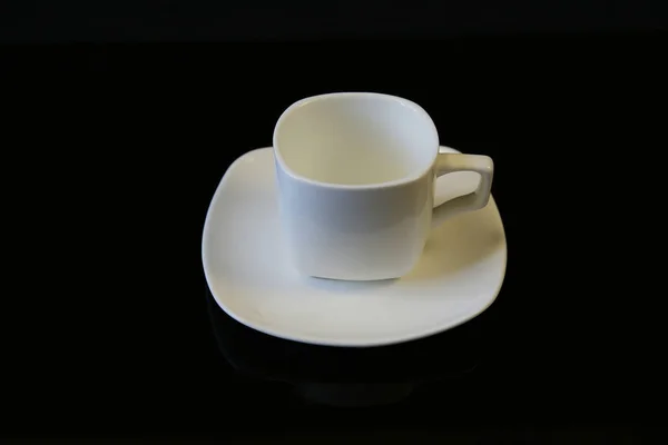 将白色咖啡杯与茶托分开 放在黑色背景上 并留有复制文字的空间 杯子是空的 咖啡背景 — 图库照片