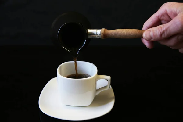 Versare Caffè Una Tazza Caffè Uno Sfondo Nero Con Spazio — Foto Stock