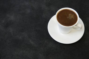 Siyah arka planda beyaz kahve. Kahve konsepti. Arka plan, menü. Metin için kopyalama alanı ile. Üst görünüm.