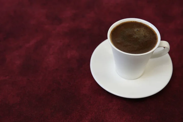 Λευκό Φλιτζάνι Μαύρο Καφέ Κόκκινο Φόντο Σκέψη Καφέ Ιστορικό Μενού — Φωτογραφία Αρχείου