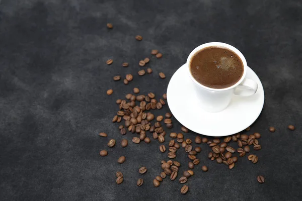 Tazza Bianca Caffè Nero Chicchi Caffè Sfondo Nero Concetto Caffè — Foto Stock