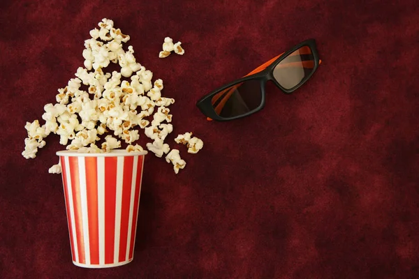 Popcorn Pappbecher Und Popcorn Fliegen Mit Filmgläsern Auf Rotem Hintergrund — Stockfoto