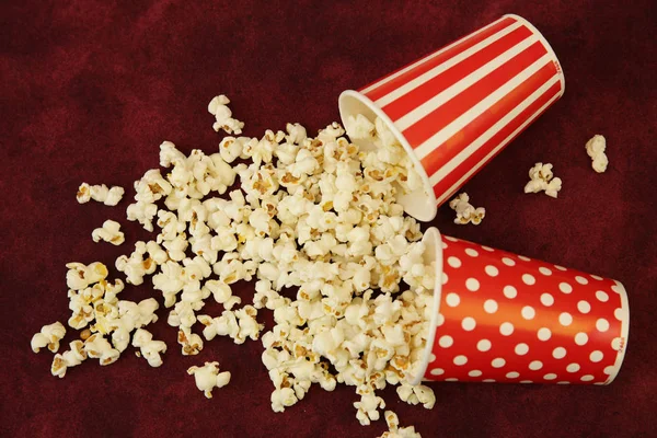 Twee Papieren Bekertjes Popcorn Popcorn Vliegen Een Rode Achtergrond Met Stockafbeelding