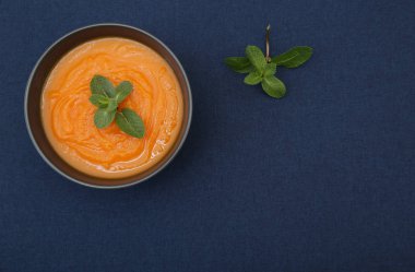 Kabak ya da havuç ya da koyu mavi bir arka planda izole edilmiş metin ve görüntü için fotokopi alanı olan bir kasede saf patates çorbası. Menü, yemek geçmişi, kart. Düz yatıyordu. Üst Manzara. Sağlıklı gıda konsepti.
