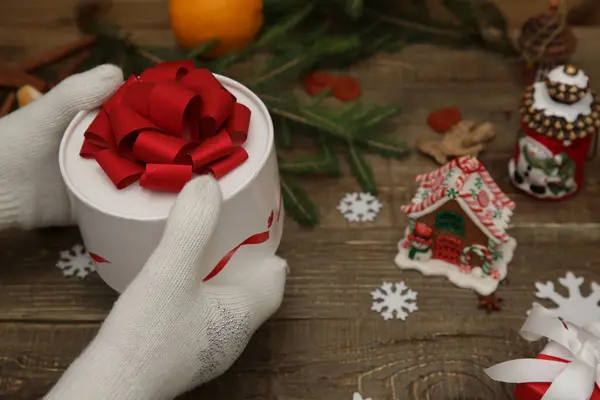 Noel Baba Nın Beyaz Eldivenli Elleri Üzerinde Kırmızı Bir Fiyonk — Stok fotoğraf