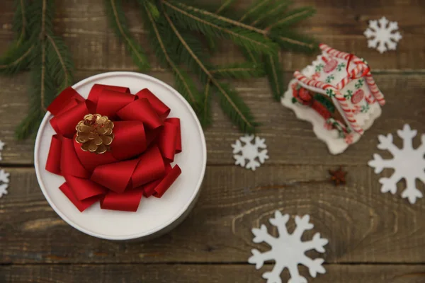 Büyük Kırmızı Bir Fiyonklu Beyaz Hediye Kutusu Arka Planda Noel — Stok fotoğraf