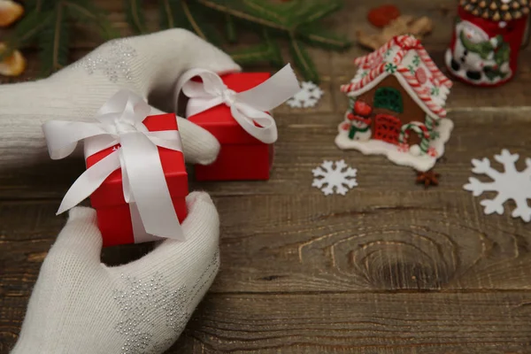 Mãos Papai Noel Mãos Masculinas Femininas Luvas Brancas Estão Segurando — Fotografia de Stock