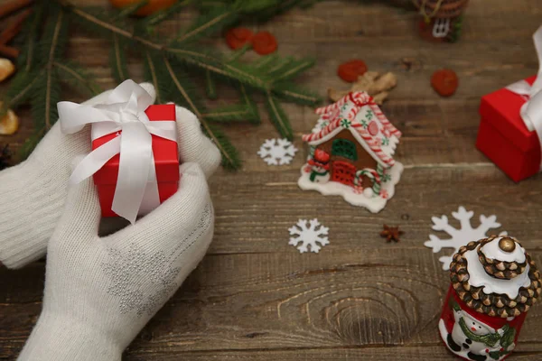 Mãos Papai Noel Luvas Brancas Estão Segurando Uma Caixa Presente — Fotografia de Stock