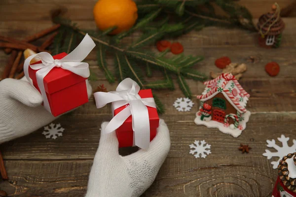 Mãos Papai Noel Mãos Masculinas Femininas Luvas Brancas Estão Segurando — Fotografia de Stock