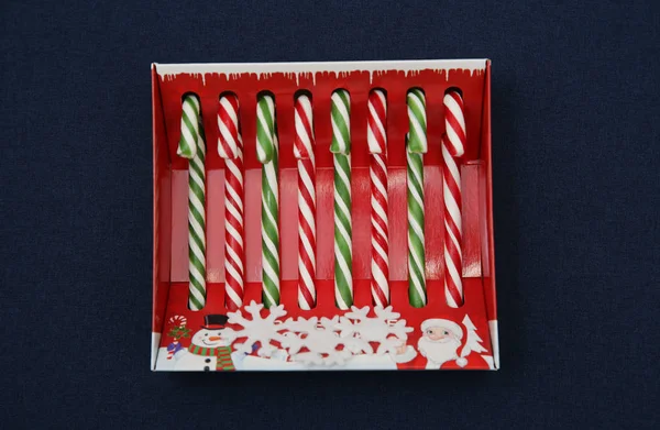 Mavi Arka Planda Bir Kutuda Şeker Kamışı Şekeri Noel Arkaplanı — Stok fotoğraf