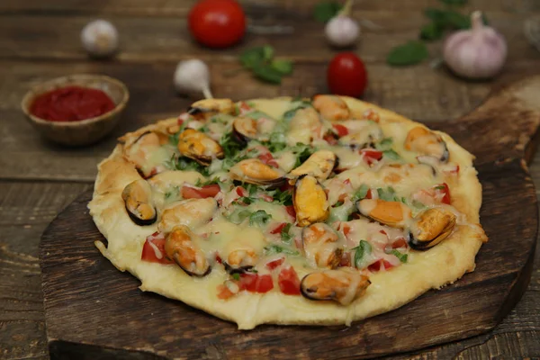 Pizzę Owoców Morza Małży Sera Mozzarella Izolowane Drewnianej Desce Drewnianym — Zdjęcie stockowe