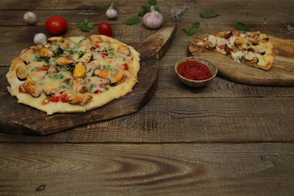 Pizza Owoców Morza Małżami Serem Mozzarella Drewnianej Desce Kawałek Pizzy — Zdjęcie stockowe