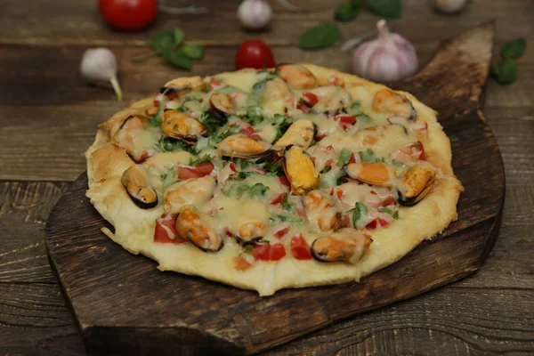 Pizzę Owoców Morza Małży Sera Mozzarella Izolowane Drewnianej Desce Drewnianym — Zdjęcie stockowe