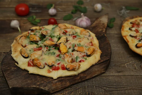 Dwie Pizze Owoców Morza Małżami Serem Mozzarella Wyizolowane Drewnianej Desce — Zdjęcie stockowe
