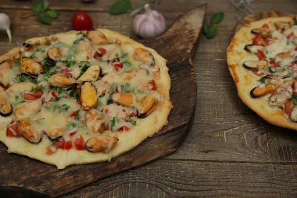 Dwie Pizze Owoców Morza Małżami Serem Mozzarella Wyizolowane Drewnianej Desce — Zdjęcie stockowe