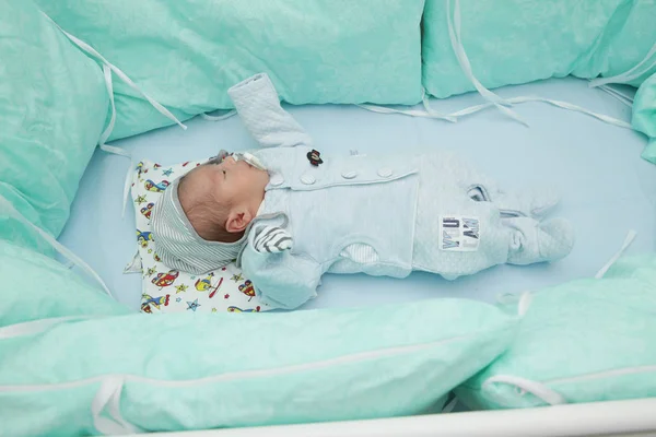 Νεογέννητο Χαριτωμένο Μωρό Ένα Αγόρι Χρωματιστά Ρούχα Βρίσκεται Κοιμάται Μια — Φωτογραφία Αρχείου