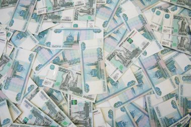 Nakit para. Bin tane Rus banknotunu yığın. İş ve finans kavramı. Düz yatıyordu. Üst görünüm.