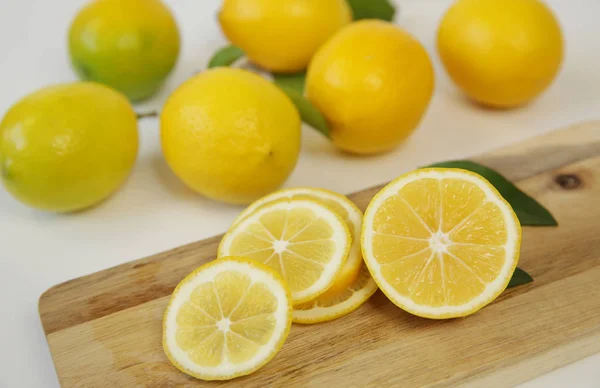 Skivor Saftiga Citroner Skärande Träskiva Och Hög Med Citron Vit — Stockfoto
