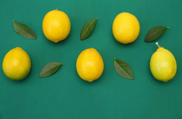 Saftiga Citroner Med Blad Grön Bakgrund Ekologiska Citrusfrukter För Hälsosam — Stockfoto