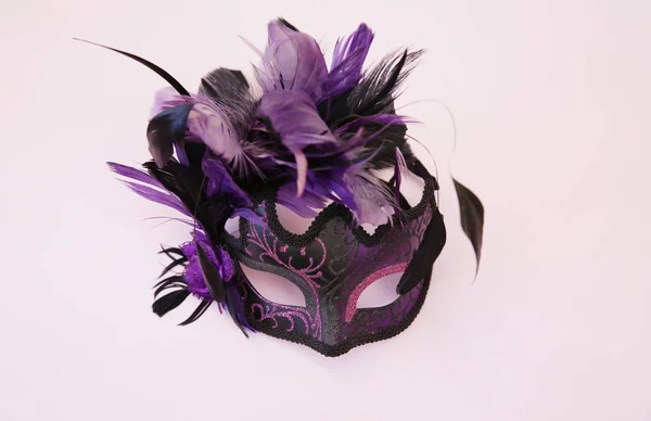 ピンクの背景に羽が隔離されたカーニバルのベジタリアンマスク 祭りと仮面舞踏会のコンセプト スペースのコピー — ストック写真