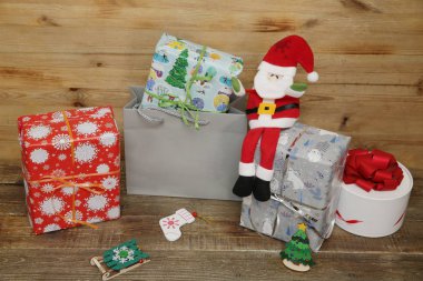 Noel Baba 'nın Noel hediyeleri ve hediye kutusu ahşap arka planda fotokopi için yeri var..