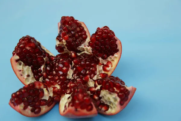 Romã Fresca Com Sementes Isoladas Fundo Frutas Saudáveis Comida Vegana — Fotografia de Stock