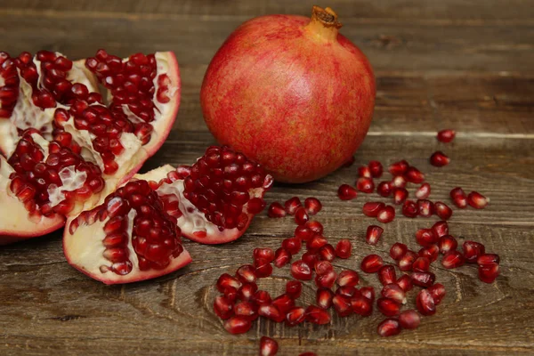 Fresh Pomegranate Sliced Pomegranate Red Seeds Wooden Table Healthy Fruits — Stock Photo, Image