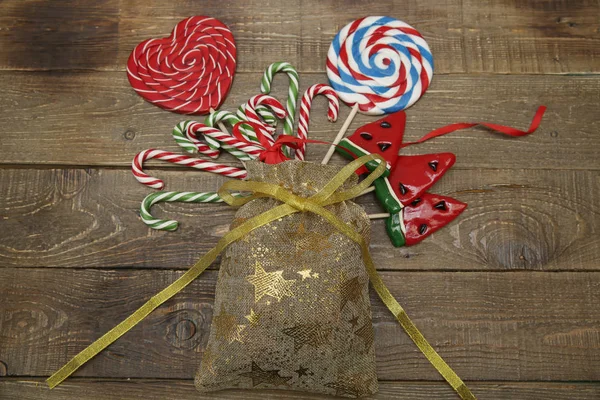 キャンディーセットのロリポップ 赤いハート キャンディー杖 スイカ ボールの木の背景を持つクリスマスの背景 休日や贈り物の概念 バレンタインデー クリスマス 平置きだトップ表示 — ストック写真