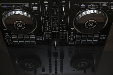 Dj denetleyici veya karıştırıcı arka planda yansıma ile metin için kopyalama alanı. DJ ekipmanları. Müzik arkaplanı ya da afiş kartı. Modern teknolojiler.