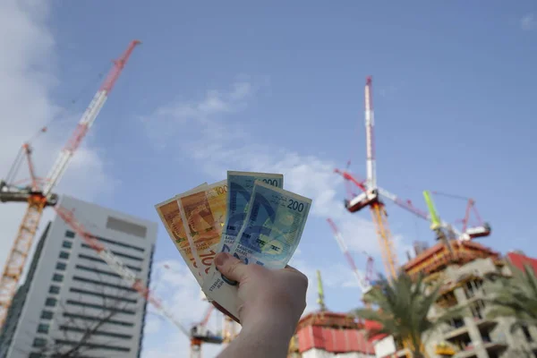 Mano Con Ciento Doscientos Billetes Shekel Israel Fondo Una Grúa Fotos De Stock Sin Royalties Gratis