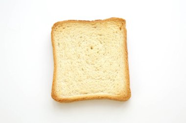 Beyaz arka planda izole edilmiş bir dilim ekmek kabuğu tostu. Uzayı kopyala Düz yatıyordu. Üst görünüm.