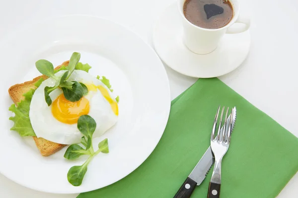 Huevo Frito Con Yema Amarilla Ensalada Verde Plato Blanco Una — Foto de Stock