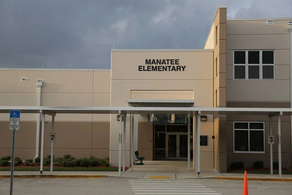 Moderno Edificio Escuela Primaria Los Imágenes de stock libres de derechos