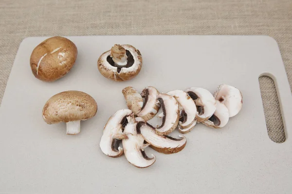 Cogumelos Marrons Orgânicos Frescos Champignon Cogumelos Fatia Uma Tábua Corte — Fotografia de Stock