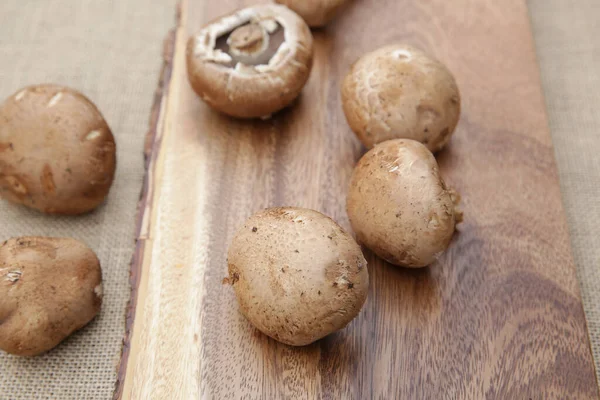 Cogumelos Marrons Orgânicos Frescos Champignon Uma Tábua Madeira — Fotografia de Stock